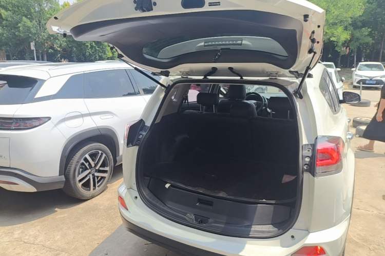 Used Toyota RAV4 2016 2.0L CVT Two-Wheel Drive Comfort Edition China V Standard Trunk
