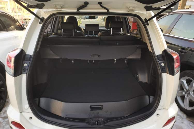 Used Toyota RAV4 2016 2.0L CVT Two-Wheel Drive Comfort Edition China V Standard Trunk