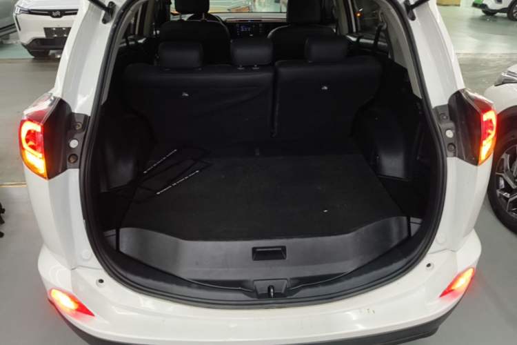 Used Toyota RAV4 2016 2.0L CVT Two-Wheel Drive Comfort Edition China V Standard Trunk