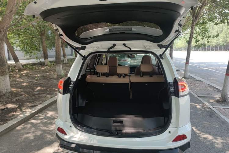 Used Toyota RAV4 2016 2.0L CVT Two-Wheel Drive Urban Edition China V Standard Trunk