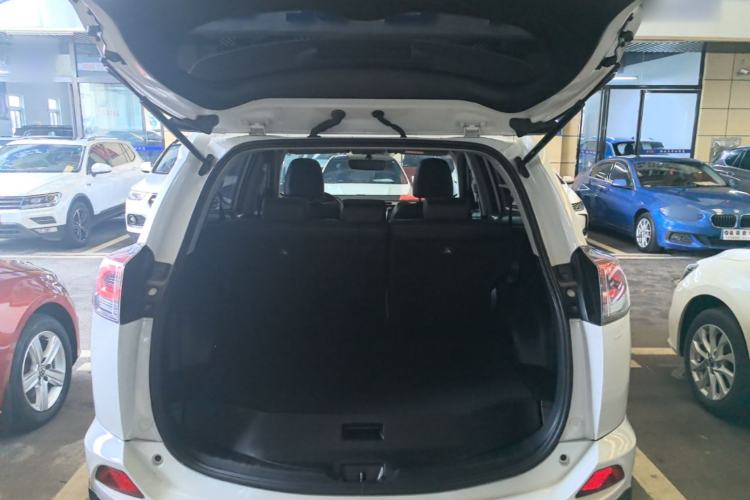 Used Toyota RAV4 2016 2.5L Automatic 4x4 Elite Edition Trunk