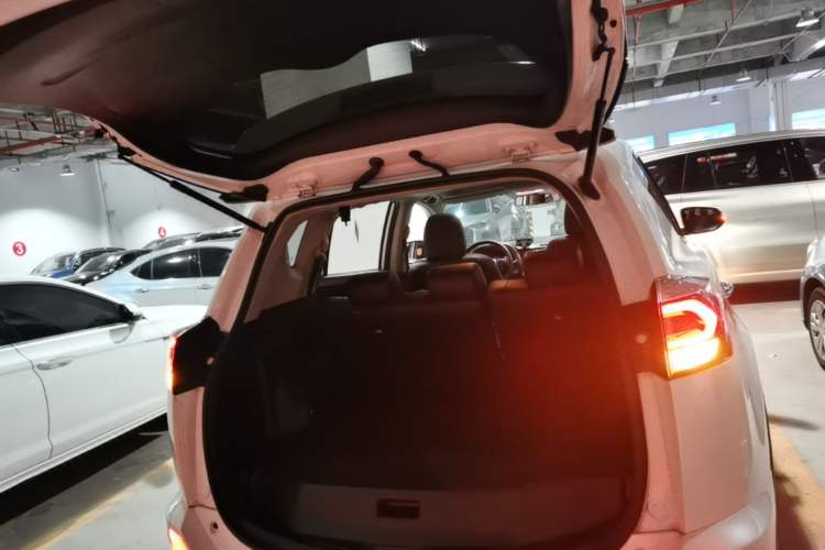 Used Toyota RAV4 2016 2.0L CVT Two-Wheel Drive Fashion Edition China V Standard Trunk