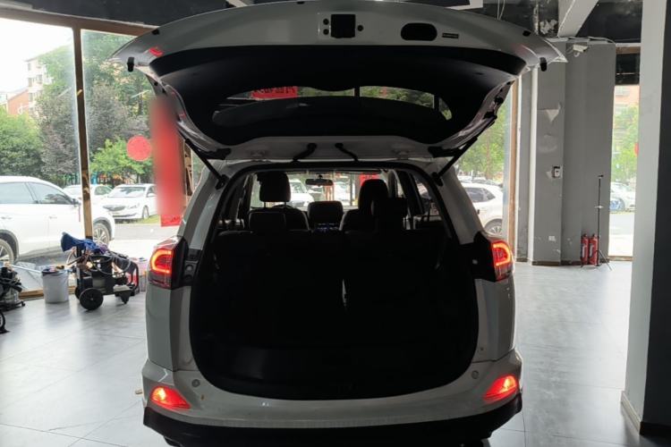 Used Toyota RAV4 2016 2.0L CVT Two-Wheel Drive Fashion Edition China V Standard Trunk