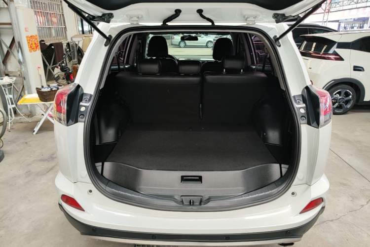 Used Toyota RAV4 2016 2.0L CVT Two-Wheel Drive Fashion Edition China V Standard Trunk