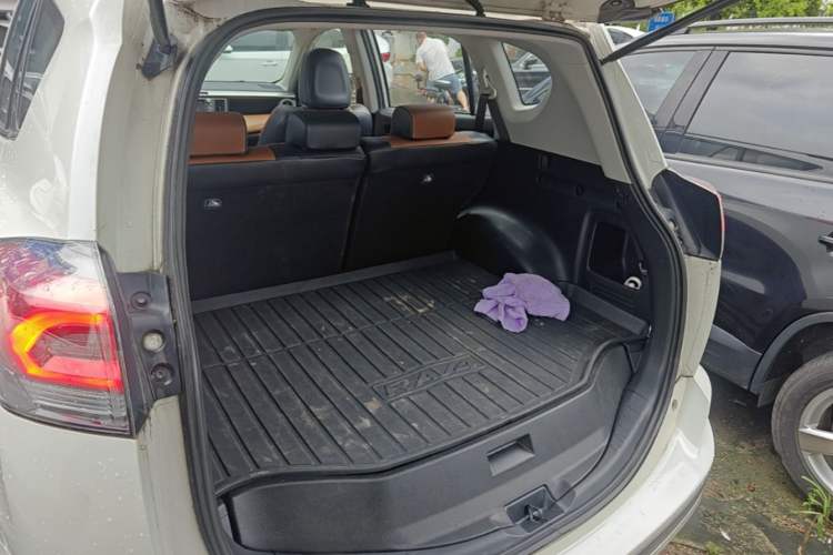 Used Toyota RAV4 2016 2.5L Automatic 4x4 Elite Edition Trunk