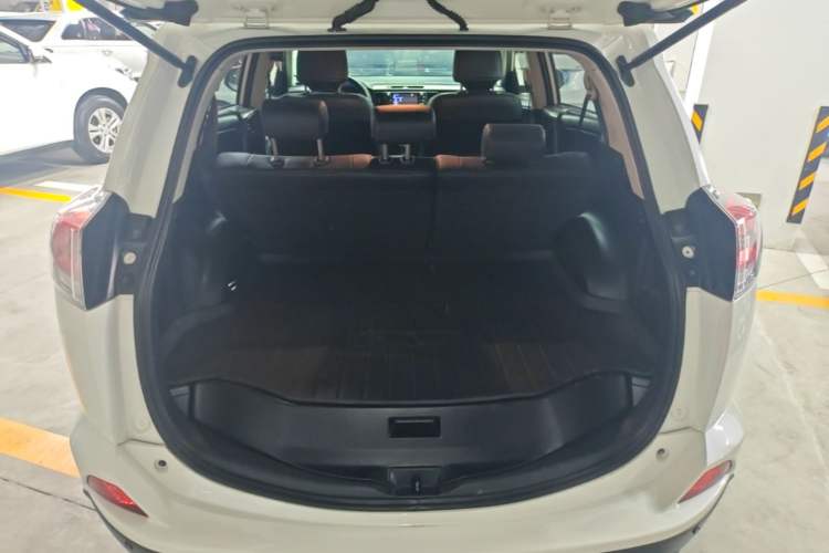 Used Toyota RAV4 2016 2.0L CVT Two-Wheel Drive Fashion Edition China V Standard Trunk