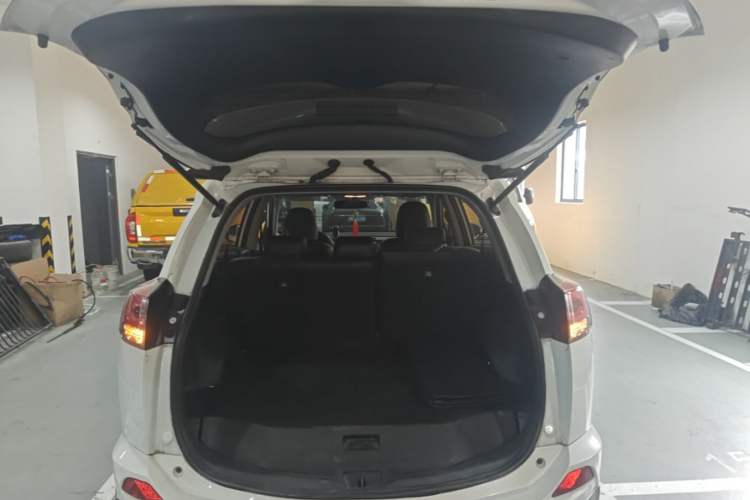 Used Toyota RAV4 2016 2.0L CVT Two-Wheel Drive Fashion Edition China V Standard Trunk