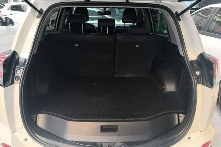 Used Toyota RAV4 2016 2.5L Automatic 4x4 Elite Edition Trunk