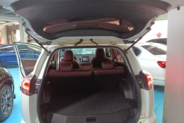 Used Toyota RAV4 2016 2.0L CVT Two-Wheel Drive Fashion Edition China V Standard Trunk