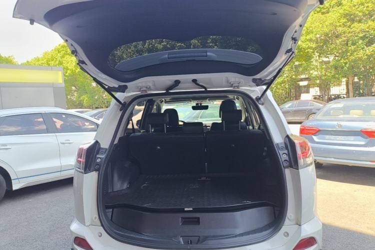 Used Toyota RAV4 2016 2.5L Automatic 4x4 Elite Edition Trunk