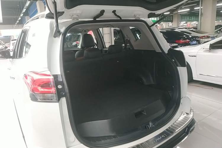 Used Toyota RAV4 2016 2.0L CVT Two-Wheel Drive Fashion Edition China V Standard Trunk