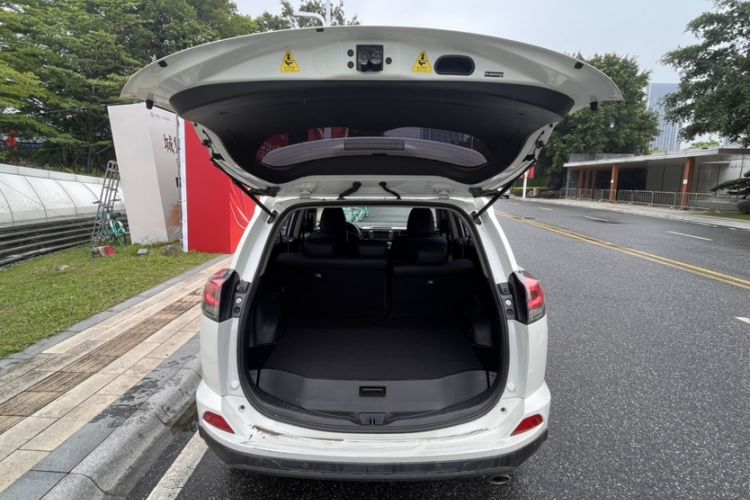 Used Toyota RAV4 2016 2.0L CVT Two-Wheel Drive Fashion Edition China V Standard Trunk