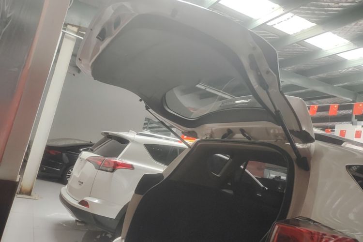 Used Toyota RAV4 2016 2.0L CVT Two-Wheel Drive Comfort Edition China V Standard Trunk