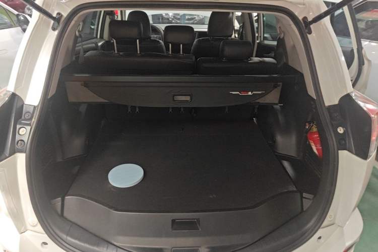 Used Toyota RAV4 2016 2.0L CVT Two-Wheel Drive Fashion Edition China V Standard Trunk