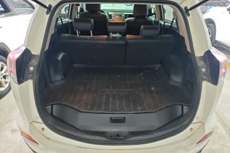 Used Toyota RAV4 2016 2.0L CVT Two-Wheel Drive Fashion Edition China V Standard Trunk