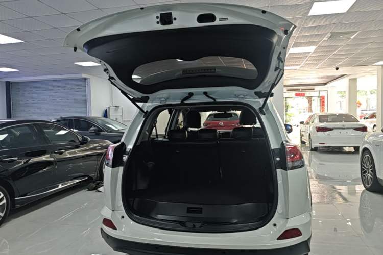 Used Toyota RAV4 2016 2.0L CVT Two-Wheel Drive Fashion Edition China V Standard Trunk