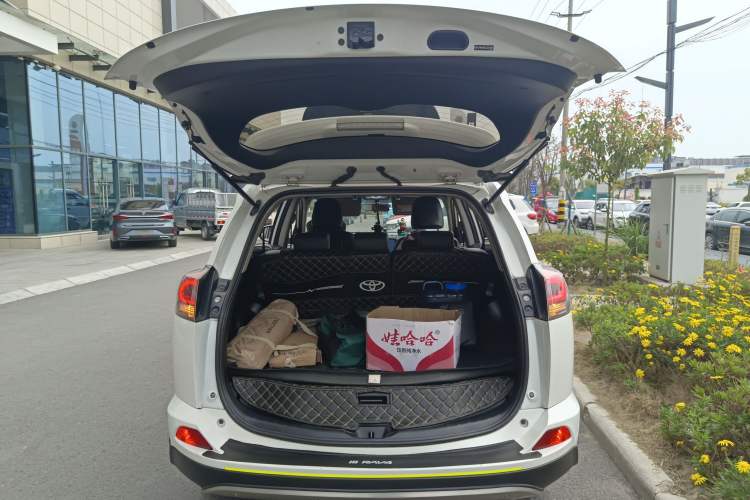 Used Toyota RAV4 2016 2.0L CVT Two-Wheel Drive Urban Edition China V Standard Trunk