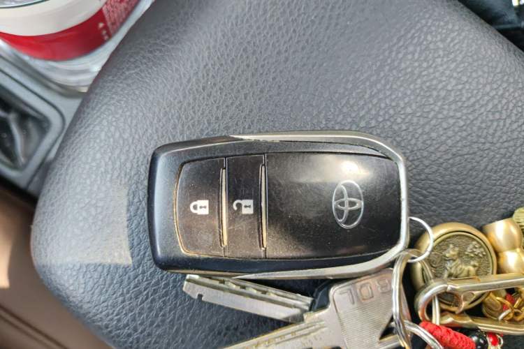 Used Toyota RAV4 2016 2.0L CVT Two-Wheel Drive Fashion Edition China V Standard Vehicle Key