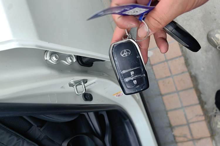 Used Toyota RAV4 2016 2.0L CVT Two-Wheel Drive Fashion Edition China V Standard Vehicle Key