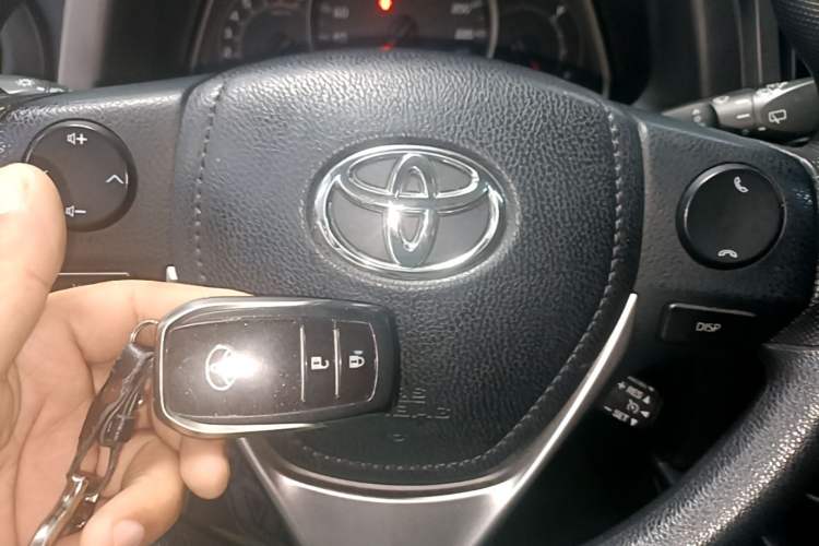 Used Toyota RAV4 2016 2.0L CVT Two-Wheel Drive Fashion Edition China V Standard Vehicle Key