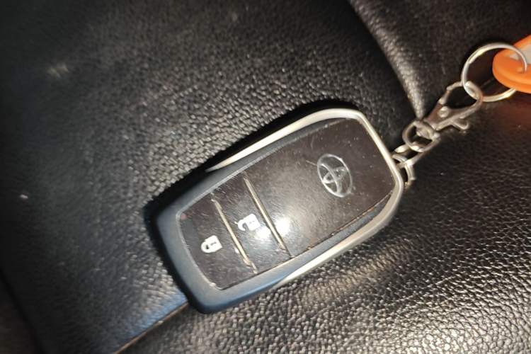 Used Toyota RAV4 2016 2.0L CVT Two-Wheel Drive Fashion Edition China V Standard Vehicle Key