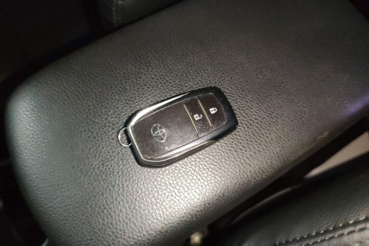 Used Toyota RAV4 2016 2.0L CVT Two-Wheel Drive Fashion Edition China V Standard Vehicle Key
