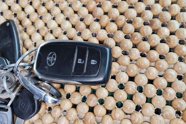 Used Toyota RAV4 2016 2.0L CVT Two-Wheel Drive Fashion Edition China V Standard Vehicle Key