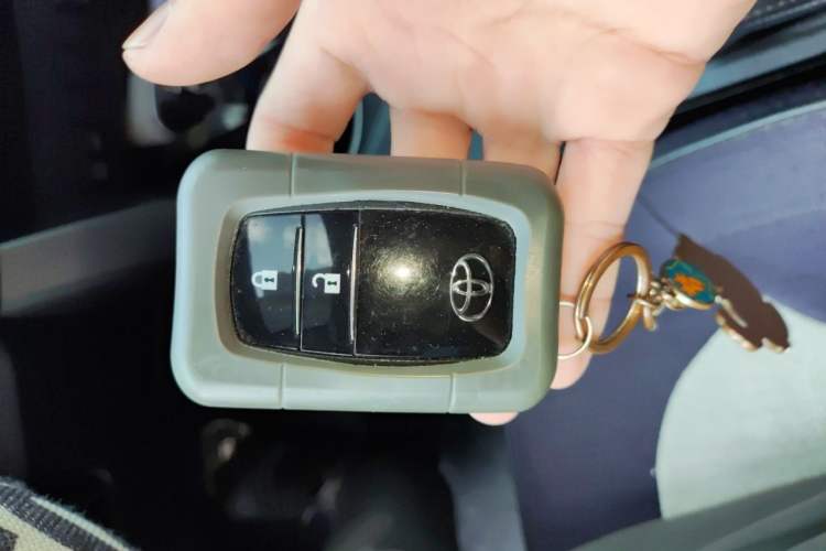 Used Toyota RAV4 2016 2.0L CVT Two-Wheel Drive Fashion Edition China V Standard Vehicle Key