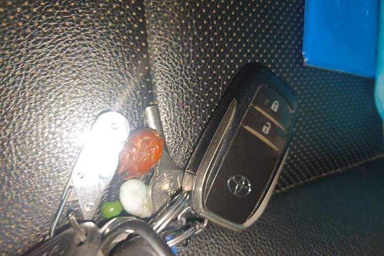Used Toyota RAV4 2016 2.0L CVT Two-Wheel Drive Fashion Edition China V Standard Vehicle Key