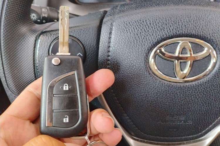 Used Toyota RAV4 2016 2.0L CVT Two-Wheel Drive Urban Edition China V Standard Vehicle Key