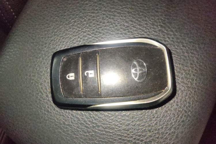 Used Toyota RAV4 2016 2.0L CVT Two-Wheel Drive Fashion Edition China V Standard Vehicle Key