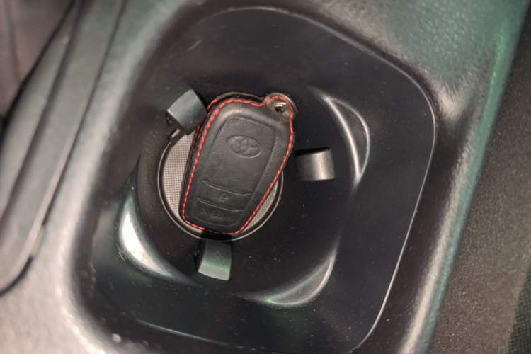 Used Toyota RAV4 2016 2.0L CVT Two-Wheel Drive Fashion Edition China V Standard Vehicle Key