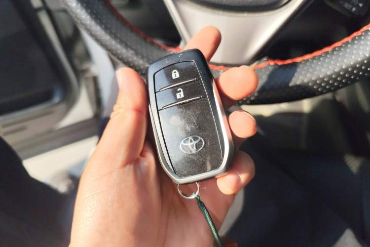 Used Toyota RAV4 2016 2.0L CVT Two-Wheel Drive Fashion Edition China V Standard Vehicle Key