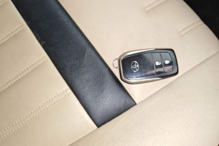 Used Toyota RAV4 2016 2.0L CVT Two-Wheel Drive Fashion Edition China V Standard Vehicle Key