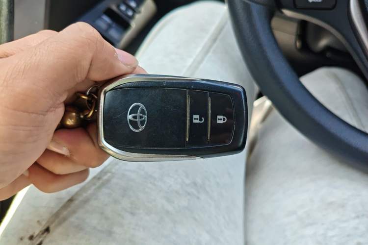 Used Toyota RAV4 2016 2.0L CVT Two-Wheel Drive Fashion Edition China V Standard Vehicle Key