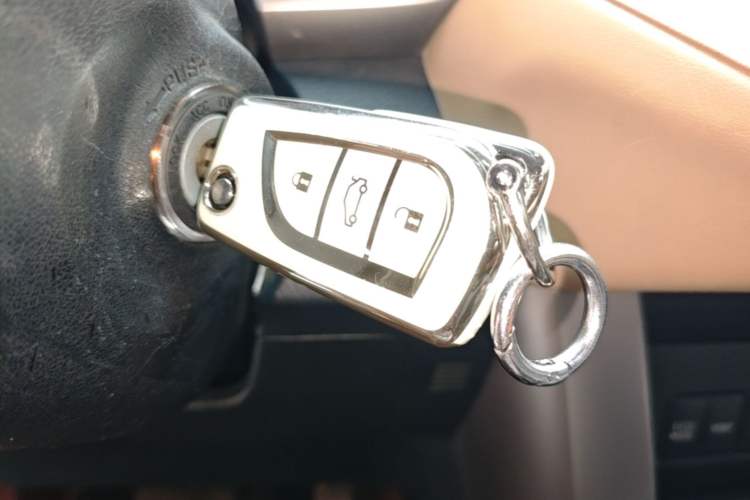 Used Toyota RAV4 2016 2.0L CVT Two-Wheel Drive Urban Edition China V Standard Vehicle Key