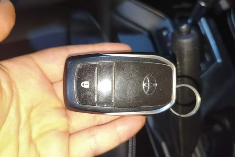 Used Toyota RAV4 2016 2.0L CVT Two-Wheel Drive Fashion Edition China V Standard Vehicle Key