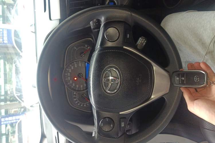 Used Toyota RAV4 2016 2.0L CVT Two-Wheel Drive Fashion Edition China V Standard Vehicle Key