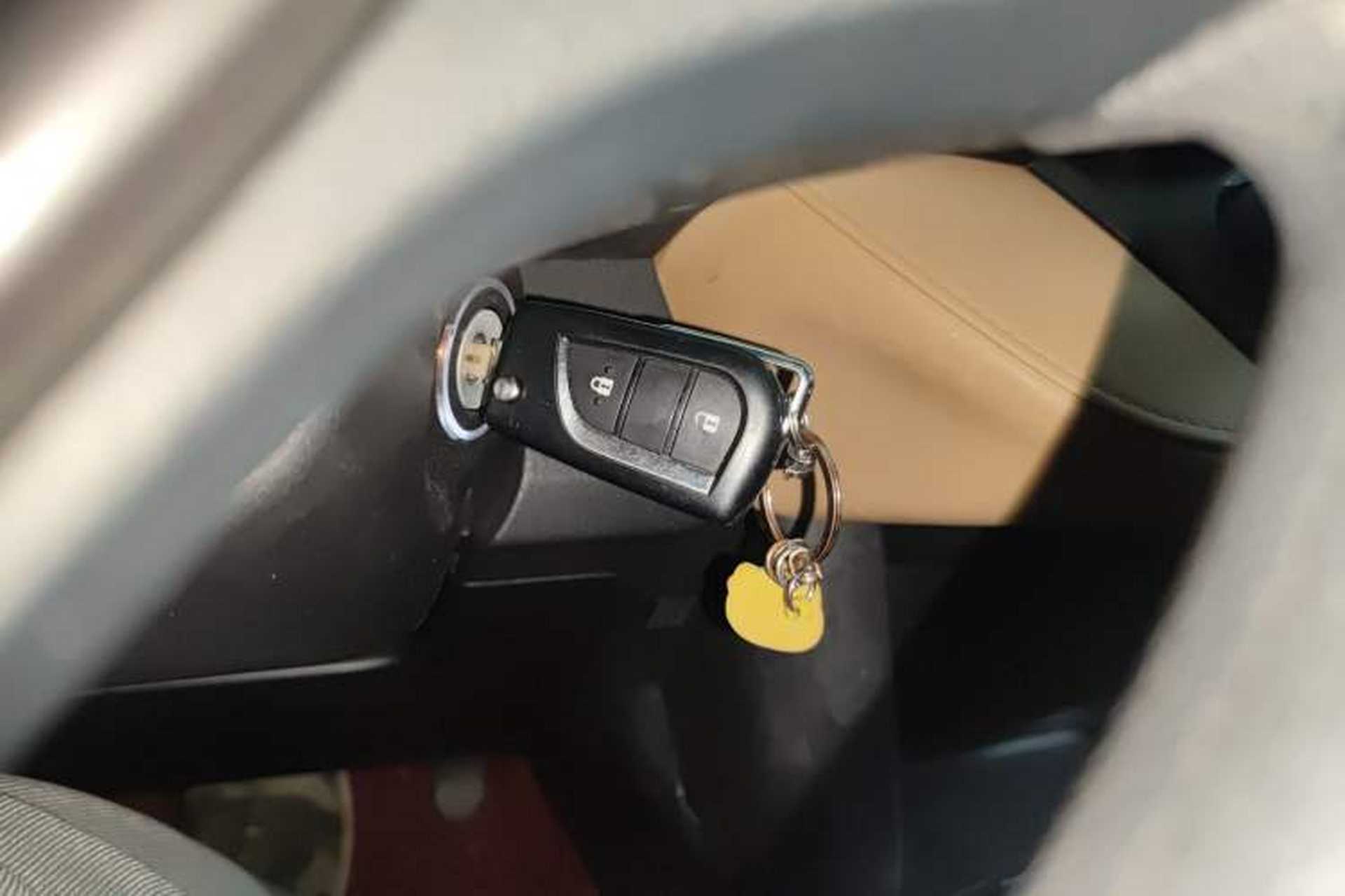 Used Toyota RAV4 2016 2.0L CVT Two-Wheel Drive Urban Edition China V Standard Vehicle Key