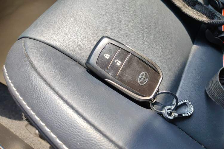 Used Toyota RAV4 2016 2.0L CVT Two-Wheel Drive Smart Edition China V Standard Vehicle Key