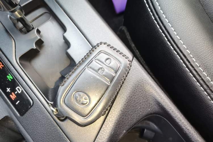 Used Toyota RAV4 2016 2.0L CVT Two-Wheel Drive Comfort Edition China V Standard Vehicle Key