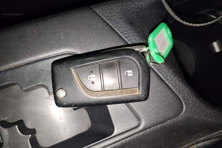 Used Toyota RAV4 2016 2.0L CVT Two-Wheel Drive Urban Edition China V Standard Vehicle Key