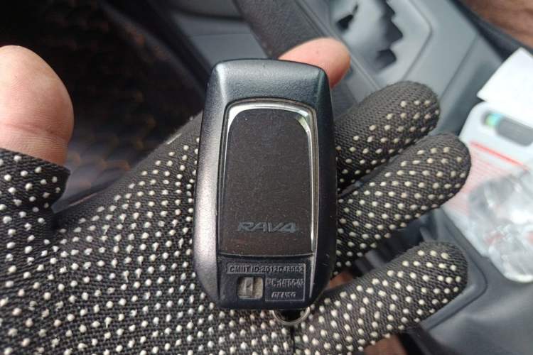 Used Toyota RAV4 2016 2.0L CVT Two-Wheel Drive Fashion Edition China V Standard Vehicle Key