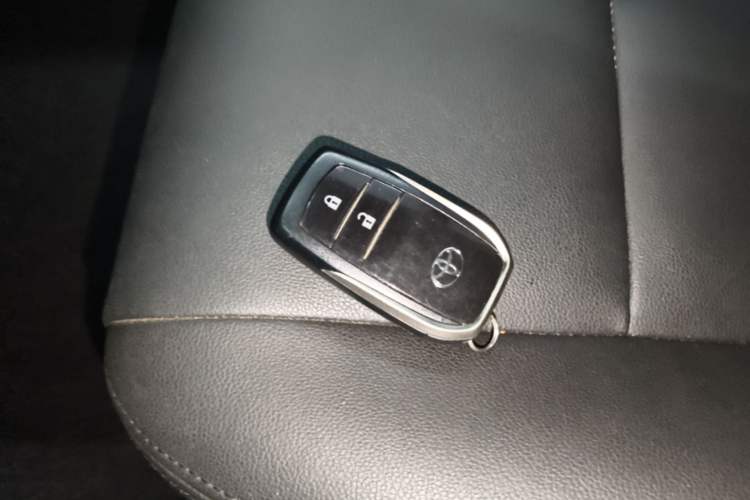 Used Toyota RAV4 2016 2.0L CVT Two-Wheel Drive Comfort Edition China V Standard Vehicle Key