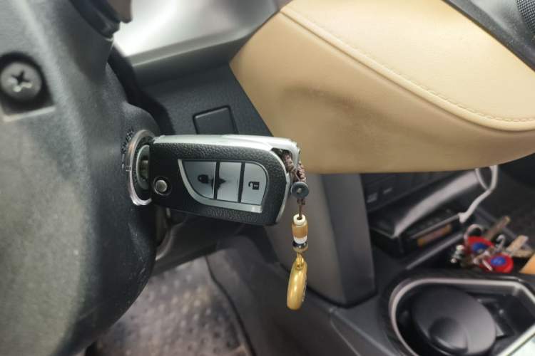 Used Toyota RAV4 2016 2.0L CVT Two-Wheel Drive Urban Edition China V Standard Vehicle Key