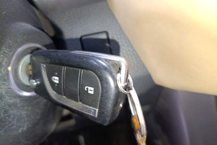 Used Toyota RAV4 2016 2.0L CVT Two-Wheel Drive Urban Edition China V Standard Vehicle Key