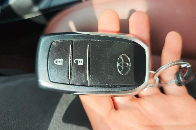 Used Toyota RAV4 2016 2.0L CVT Two-Wheel Drive Fashion Edition China V Standard Vehicle Key