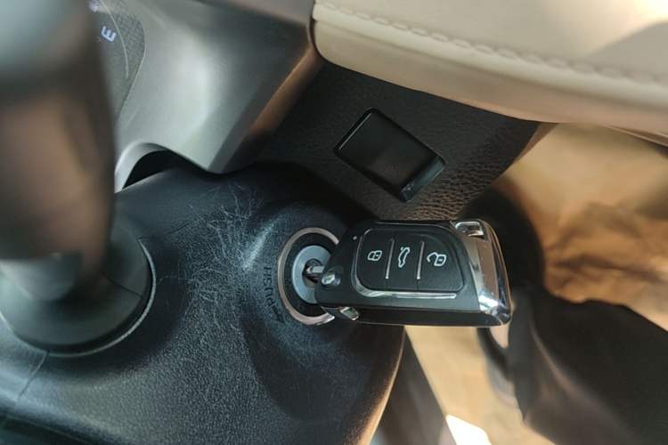 Used Toyota RAV4 2016 2.0L CVT Two-Wheel Drive Urban Edition China V Standard Vehicle Key