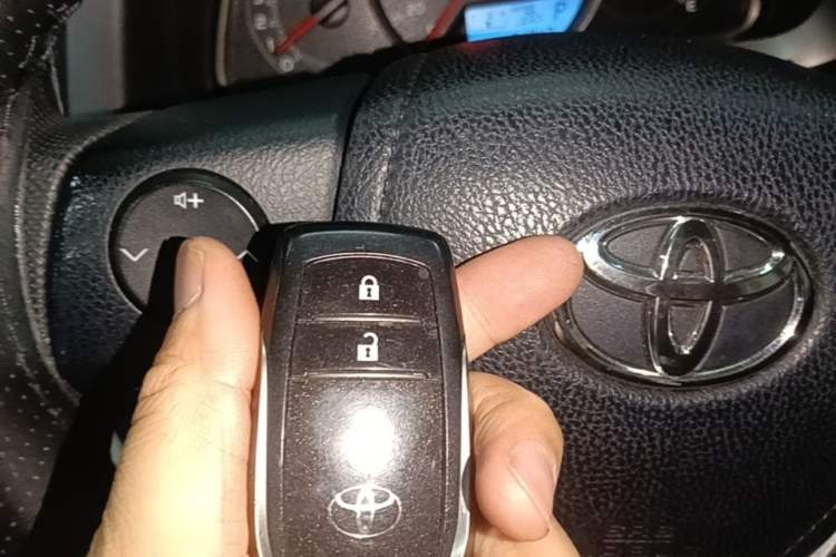 Used Toyota RAV4 2016 2.0L CVT Two-Wheel Drive Fashion Edition China V Standard Vehicle Key