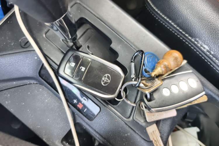 Used Toyota RAV4 2016 2.0L CVT Two-Wheel Drive Fashion Edition China V Standard Vehicle Key